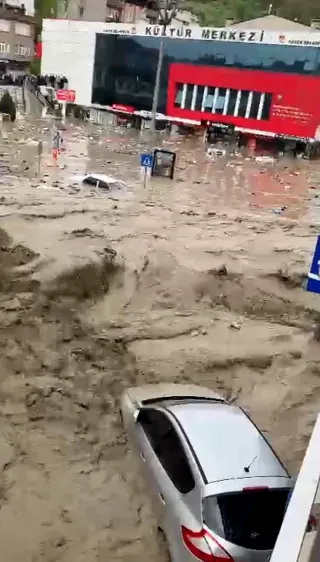 Samsun'un Havza ilçesinde sağanak yağış sele neden oldu