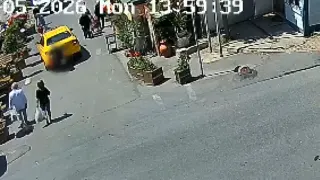 Şişli'de geri manevra yapan taksi, yolda yürüyen kadına çarptı