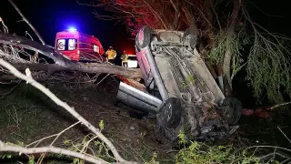 Sivas'ta Ağaca Çarpan Otomobilde 1 Kişi Hayatını Kaybetti, 4 Kişi Yaralandı