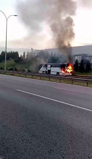 TEM Otoyolu'nda Yolcu Otobüsü Alev Aldı