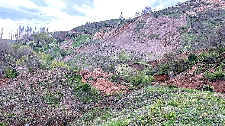 Tokat'ta Heyelan Anı Güvenlik Kamerasına Yansıdı