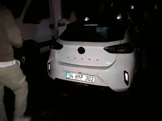 Üsküdar'da Park Halindeki Üç Araç Alevlere Teslim Oldu