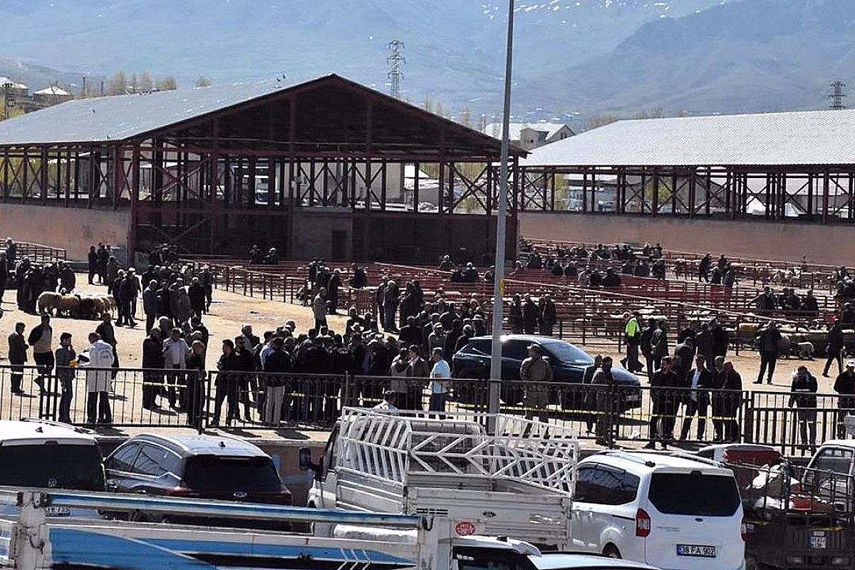 Van'da Hayvan Pazarında Çıkan Silahlı Kavgada 1 Kişi Hayatını Kaybetti, 13 Kişi Yaralandı