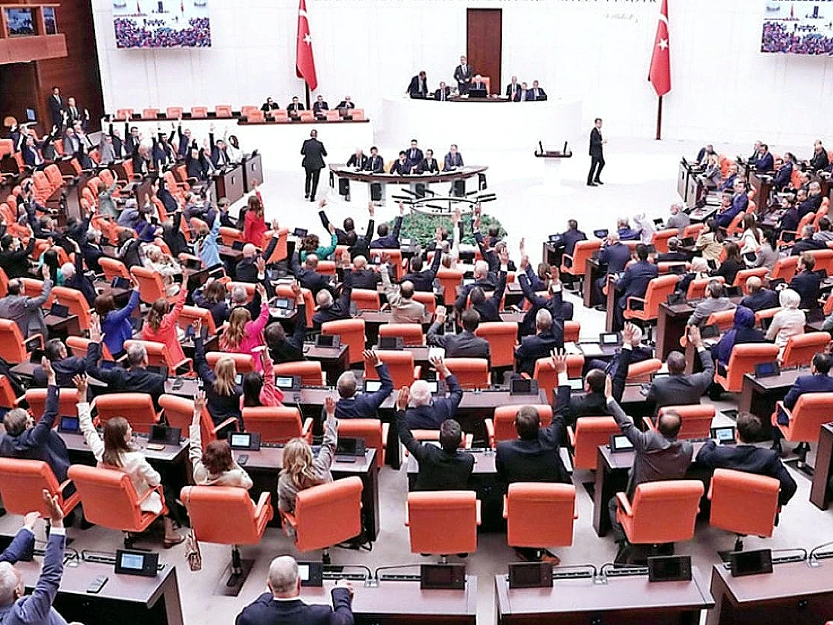 Varlık Barışı Yasası TBMM'de Kabul Edildi: Kara Para ve Faiz Sarmalı Endişeleri Dile Getirildi